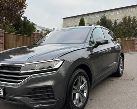 Серый Фольксваген Туарег, объемом двигателя 2.97 л и пробегом 71 тыс. км за 61500 $, фото 1 на Automoto.ua