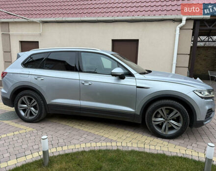 Серый Фольксваген Туарег, объемом двигателя 2.97 л и пробегом 62 тыс. км за 59800 $, фото 2 на Automoto.ua