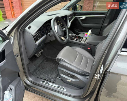 Серый Фольксваген Туарег, объемом двигателя 2.97 л и пробегом 43 тыс. км за 76900 $, фото 18 на Automoto.ua