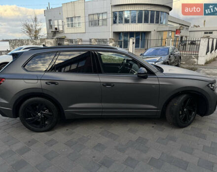 Серый Фольксваген Туарег, объемом двигателя 3 л и пробегом 13 тыс. км за 90000 $, фото 3 на Automoto.ua