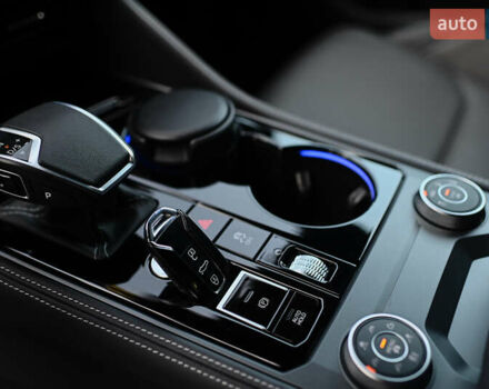 Серый Фольксваген Туарег, объемом двигателя 2.97 л и пробегом 32 тыс. км за 81000 $, фото 56 на Automoto.ua