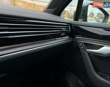 Серый Фольксваген Туарег, объемом двигателя 2.97 л и пробегом 19 тыс. км за 64999 $, фото 16 на Automoto.ua