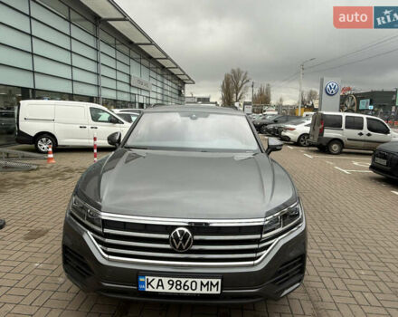 Серый Фольксваген Туарег, объемом двигателя 2.97 л и пробегом 19 тыс. км за 64999 $, фото 3 на Automoto.ua
