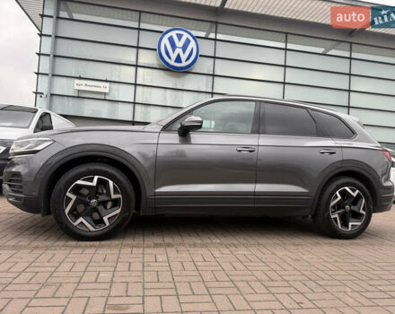 Серый Фольксваген Туарег, объемом двигателя 2.97 л и пробегом 19 тыс. км за 64999 $, фото 7 на Automoto.ua