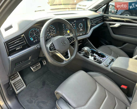 Серый Фольксваген Туарег, объемом двигателя 2.97 л и пробегом 31 тыс. км за 80000 $, фото 1 на Automoto.ua