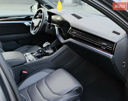 Серый Фольксваген Туарег, объемом двигателя 2.97 л и пробегом 32 тыс. км за 81000 $, фото 53 на Automoto.ua