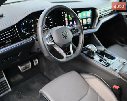 Серый Фольксваген Туарег, объемом двигателя 2.97 л и пробегом 32 тыс. км за 81000 $, фото 35 на Automoto.ua