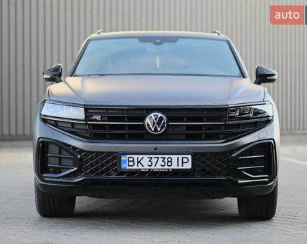 Серый Фольксваген Туарег, объемом двигателя 2.97 л и пробегом 32 тыс. км за 81000 $, фото 1 на Automoto.ua