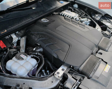 Серый Фольксваген Туарег, объемом двигателя 2.97 л и пробегом 32 тыс. км за 81000 $, фото 31 на Automoto.ua