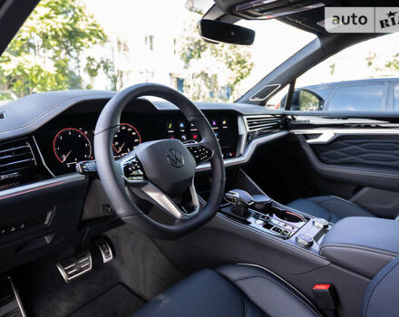 Серый Фольксваген Туарег, объемом двигателя 2.97 л и пробегом 29 тыс. км за 81450 $, фото 27 на Automoto.ua