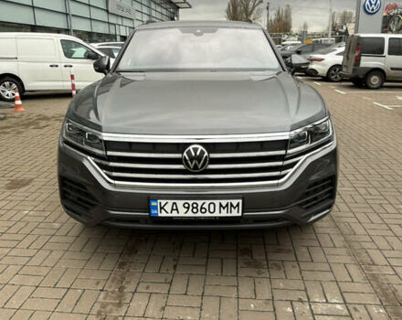 Серый Фольксваген Туарег, объемом двигателя 2.97 л и пробегом 19 тыс. км за 64999 $, фото 2 на Automoto.ua