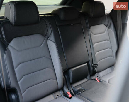 Серый Фольксваген Туарег, объемом двигателя 2.97 л и пробегом 32 тыс. км за 81000 $, фото 67 на Automoto.ua