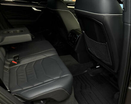 Серый Фольксваген Туарег, объемом двигателя 3 л и пробегом 13 тыс. км за 90000 $, фото 15 на Automoto.ua