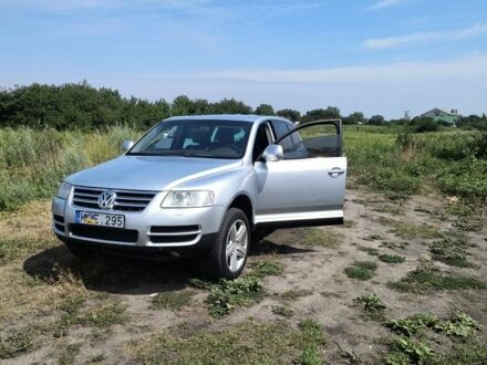 Серый Фольксваген Туарег, объемом двигателя 5 л и пробегом 326 тыс. км за 5800 $, фото 1 на Automoto.ua