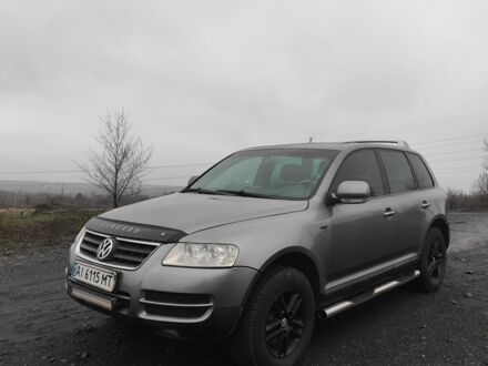 Серый Фольксваген Туарег, объемом двигателя 3.2 л и пробегом 219 тыс. км за 7300 $, фото 1 на Automoto.ua