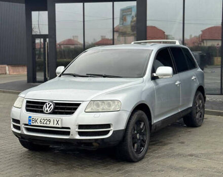 Серый Фольксваген Туарег, объемом двигателя 3.2 л и пробегом 320 тыс. км за 6100 $, фото 1 на Automoto.ua