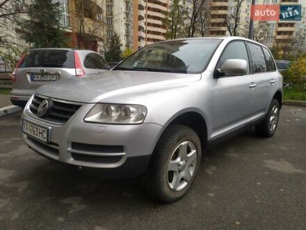 Серый Фольксваген Туарег, объемом двигателя 2.46 л и пробегом 300 тыс. км за 7499 $, фото 1 на Automoto.ua
