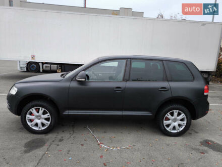 Серый Фольксваген Туарег, объемом двигателя 2.97 л и пробегом 370 тыс. км за 13000 $, фото 1 на Automoto.ua