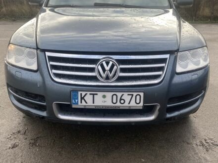 Серый Фольксваген Туарег, объемом двигателя 5 л и пробегом 320 тыс. км за 4000 $, фото 1 на Automoto.ua