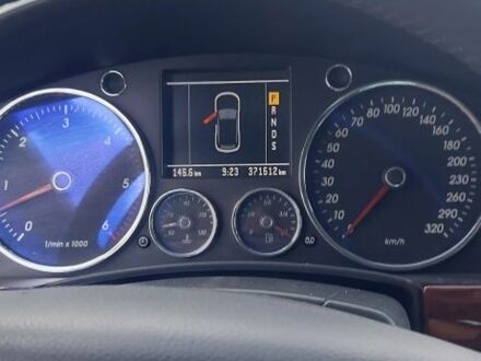 Серый Фольксваген Туарег, объемом двигателя 5 л и пробегом 377 тыс. км за 7450 $, фото 1 на Automoto.ua