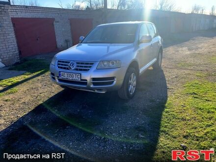 Серый Фольксваген Туарег, объемом двигателя 2.5 л и пробегом 350 тыс. км за 7500 $, фото 1 на Automoto.ua