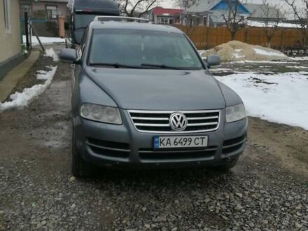 Серый Фольксваген Туарег, объемом двигателя 2.5 л и пробегом 355 тыс. км за 8000 $, фото 1 на Automoto.ua