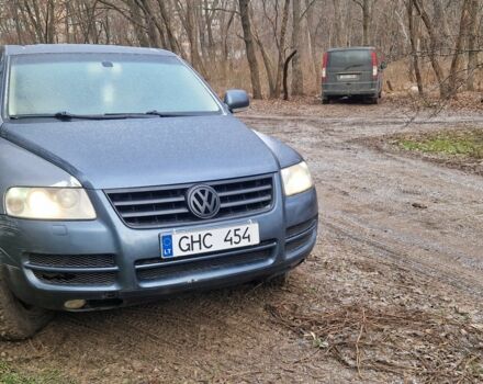 Серый Фольксваген Туарег, объемом двигателя 2.5 л и пробегом 317 тыс. км за 3800 $, фото 1 на Automoto.ua