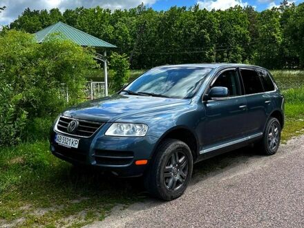 Серый Фольксваген Туарег, объемом двигателя 4.2 л и пробегом 355 тыс. км за 9500 $, фото 1 на Automoto.ua