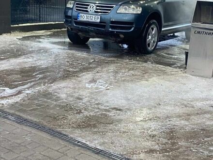 Серый Фольксваген Туарег, объемом двигателя 2.5 л и пробегом 354 тыс. км за 7000 $, фото 1 на Automoto.ua