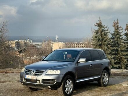 Серый Фольксваген Туарег, объемом двигателя 5 л и пробегом 297 тыс. км за 5500 $, фото 1 на Automoto.ua