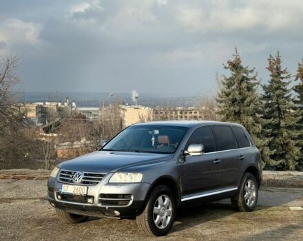 Серый Фольксваген Туарег, объемом двигателя 5 л и пробегом 297 тыс. км за 5500 $, фото 1 на Automoto.ua
