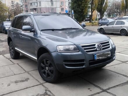 Серый Фольксваген Туарег, объемом двигателя 3 л и пробегом 320 тыс. км за 4200 $, фото 1 на Automoto.ua