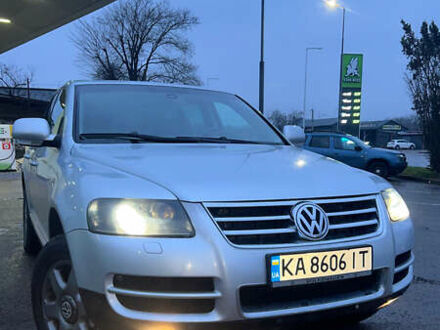 Серый Фольксваген Туарег, объемом двигателя 4.92 л и пробегом 380 тыс. км за 7600 $, фото 1 на Automoto.ua