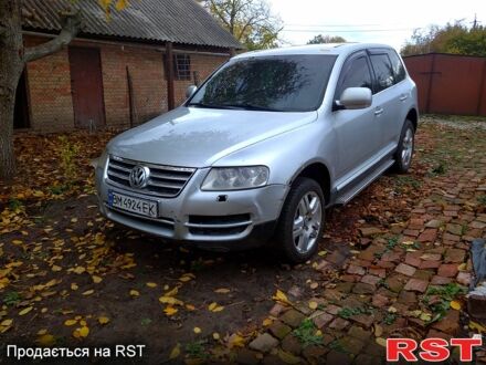 Серый Фольксваген Туарег, объемом двигателя 3.2 л и пробегом 400 тыс. км за 4900 $, фото 1 на Automoto.ua