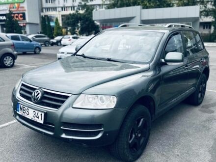 Серый Фольксваген Туарег, объемом двигателя 2.5 л и пробегом 350 тыс. км за 4700 $, фото 1 на Automoto.ua
