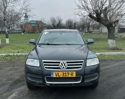 Серый Фольксваген Туарег, объемом двигателя 2.5 л и пробегом 300 тыс. км за 3999 $, фото 1 на Automoto.ua
