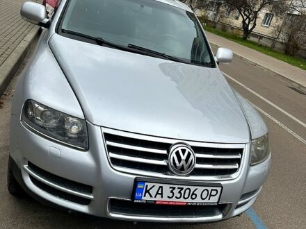 Серый Фольксваген Туарег, объемом двигателя 3.2 л и пробегом 327 тыс. км за 9500 $, фото 1 на Automoto.ua