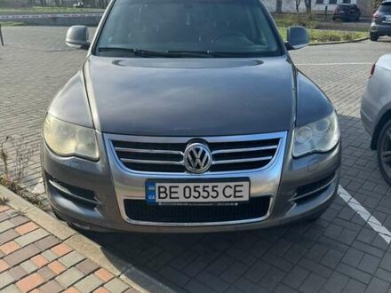 Серый Фольксваген Туарег, объемом двигателя 2.97 л и пробегом 267 тыс. км за 10000 $, фото 1 на Automoto.ua