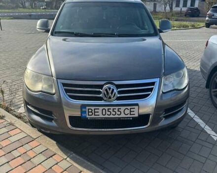 Серый Фольксваген Туарег, объемом двигателя 2.97 л и пробегом 267 тыс. км за 10000 $, фото 1 на Automoto.ua