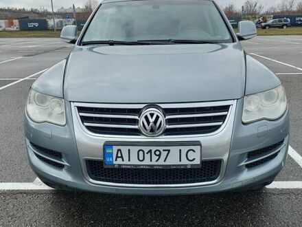 Серый Фольксваген Туарег, объемом двигателя 2.97 л и пробегом 245 тыс. км за 12000 $, фото 1 на Automoto.ua