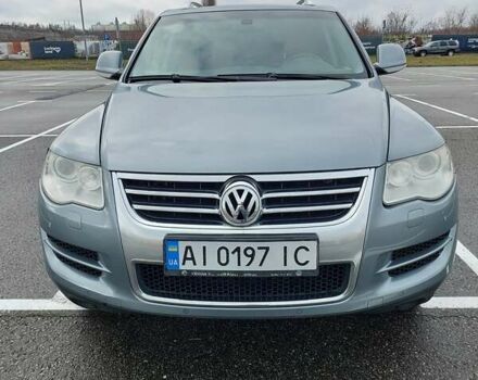 Серый Фольксваген Туарег, объемом двигателя 2.97 л и пробегом 245 тыс. км за 12000 $, фото 1 на Automoto.ua