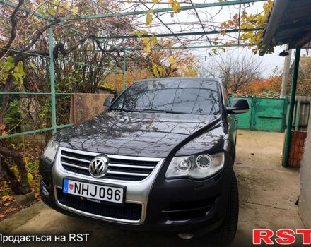 Серый Фольксваген Туарег, объемом двигателя 3 л и пробегом 320 тыс. км за 8000 $, фото 1 на Automoto.ua