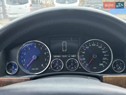 Серый Фольксваген Туарег, объемом двигателя 3.6 л и пробегом 295 тыс. км за 8800 $, фото 1 на Automoto.ua