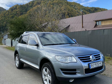 Серый Фольксваген Туарег, объемом двигателя 2.97 л и пробегом 223 тыс. км за 11000 $, фото 1 на Automoto.ua