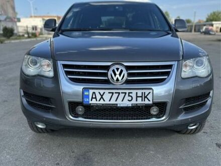 Серый Фольксваген Туарег, объемом двигателя 3 л и пробегом 230 тыс. км за 12500 $, фото 1 на Automoto.ua