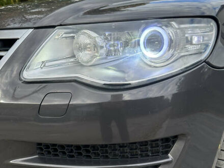 Серый Фольксваген Туарег, объемом двигателя 2.97 л и пробегом 317 тыс. км за 14000 $, фото 1 на Automoto.ua