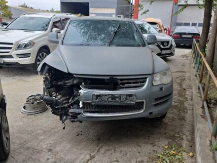 Серый Фольксваген Туарег, объемом двигателя 3 л и пробегом 200 тыс. км за 4000 $, фото 1 на Automoto.ua