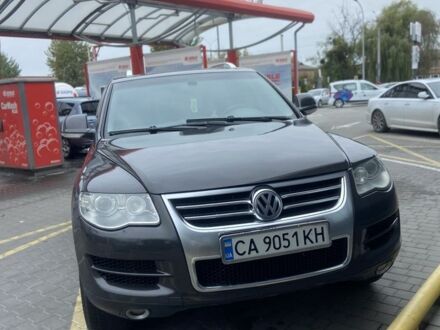 Серый Фольксваген Туарег, объемом двигателя 3 л и пробегом 400 тыс. км за 11000 $, фото 1 на Automoto.ua