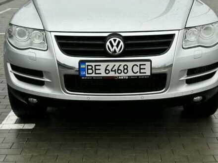 Серый Фольксваген Туарег, объемом двигателя 3 л и пробегом 266 тыс. км за 14000 $, фото 1 на Automoto.ua