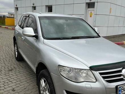 Серый Фольксваген Туарег, объемом двигателя 2.5 л и пробегом 273 тыс. км за 9500 $, фото 1 на Automoto.ua